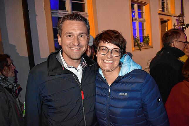 Bürgermeister Tobias Gantert und seine Ehefrau Angela sind beeindruckt von der Leistung des Theatervereins.