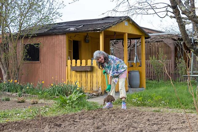 Ursula Porz kämpft in ihrem erst kürzlich bezogenen Garten gegen verfestigten Boden. Schon bald sollen hier verschiedenste Kräuter ...