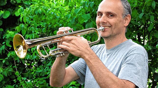Der Vorsitzende der Stadtkapelle Radolfzell, Thomas Späth, erarbeitet Möglichkeiten, wie Probearbeiten der Musiker bald wieder anlaufen ...