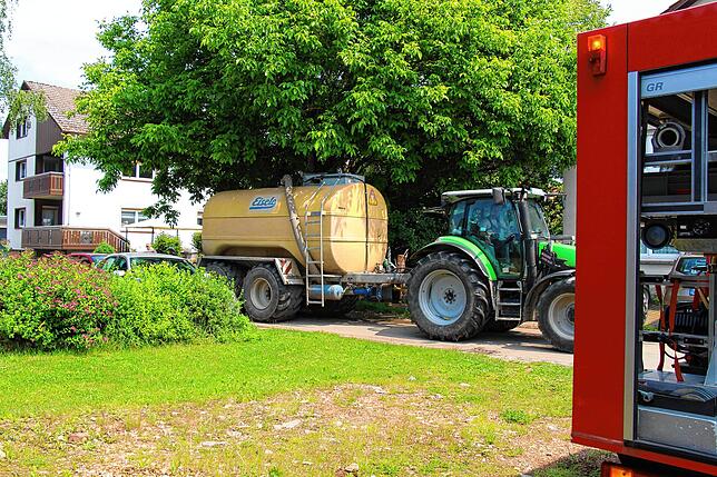 Bild 3: Großeinsatz für die Feuerwehren in Sumpfohren: Ein Gebäude des Hofs Bogenschütz brennt