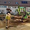 Arbeiter beseitigen die Spuren des verheerenden Wasserrohrbruchs in Hecheln. Die Stadtwerke verzeichneten einen großen Wasserverlust.