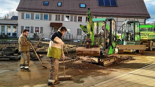 Arbeiter beseitigen die Spuren des verheerenden Wasserrohrbruchs in Hecheln. Die Stadtwerke verzeichneten einen großen Wasserverlust.