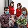 Die Eltern Emil Dimitrov und Sznezhana Dimitrova mit ihrem drei Wochen alten Sohn Vladimir. Hinten Gynäkologin Annett Geitner (links) ...