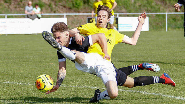 Mit einem knappen 3:2-Sieg entschieden die Platzherren des FV Marbach (Drilon Fetahi, hinten) das Spiel gegen den SV Denkingen (David ...