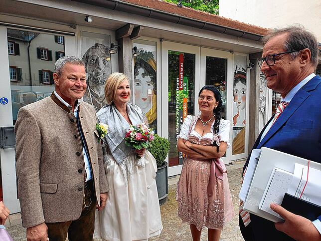 Wollen wir? Ja, wir wollen. Vor der Trauung wird auf dem Osianderplatz noch fröhlich gewitzelt.