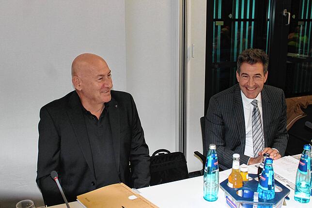Als Gastredner im Mobilitätsausschuss berichtet Stefan Leuninger (links) über die Steigerung der Attraktivität von Innenstädten, rechts ...