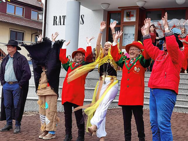 Bild 11: Das war die Übergabe des Daisendorfer Rathausschlüssels an die Narren am Schmotzigen Dunschtig 2024