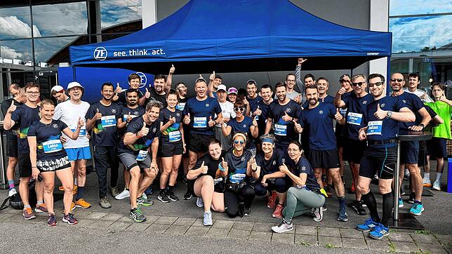 Einige Läufer des Hauptsponsors ZF vor dem Start in bester Stimmung.