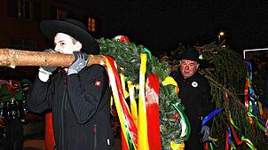 Anpacken und aufrichten: Die Schmugglergilde Warmbach stellt den 17¦Meter hohen Narrenbaum am Schmugglerbrunnen in Warmbach auf. Bild: ...