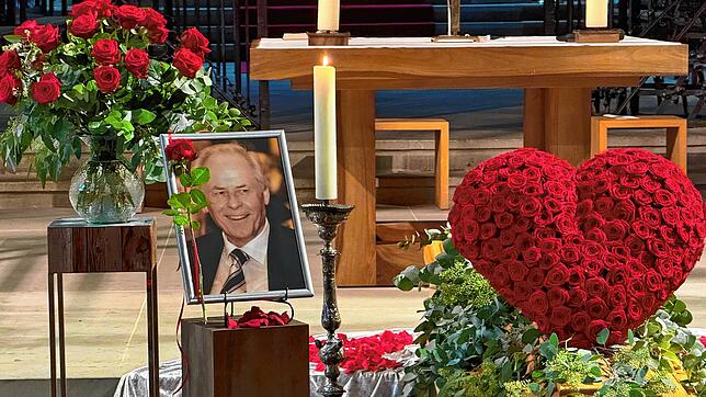 Rote Rosen in allen Variationen flankierten die Erinnerung an den verstorbenen Hans Bommer bei der Trauerfeier im Überlinger Münster. ...
