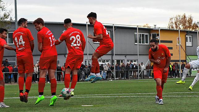 Den Freistoß von Christian Hock wehrt Yusuf Koyuncuoglu auf der Linie ab. Es blieb beim 2:2 zwischen dem TSV Konstanz und dem SC ...