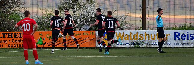 Bild 1: FC Rot-Weiß Weilheim besiegt den FC Wallbach im &bdquo;Duell am Strich&ldquo; mit 3:1 &ndash; wir haben die Bilder!