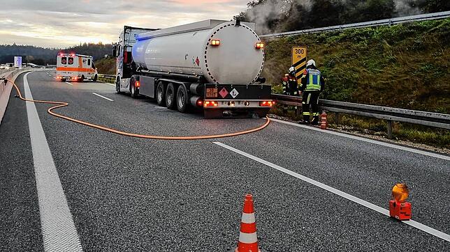 Die Feuerwehr kühlte den Auflieger mit Wasser, um zu verhindern, dass das geladene Heizöl zu heiß wird.