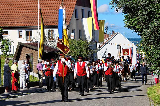 Die Musikkapellen aus Großschönach, Wald und Aach-Linz sorgen für die musikalische Umrahmung.