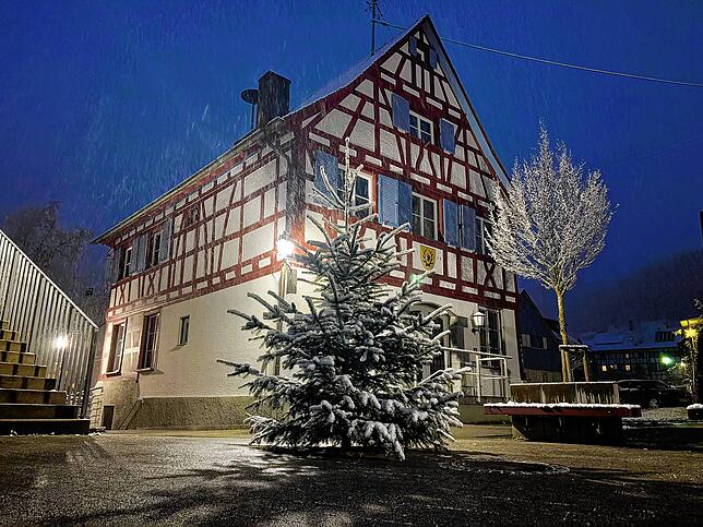 Kaum fallen die ersten Schneeflocken, sieht Espasingen gleich ganz vorweihnachtlich aus. Auch wenn der Weihnachtsbaum auf dem Dorfplatz ...