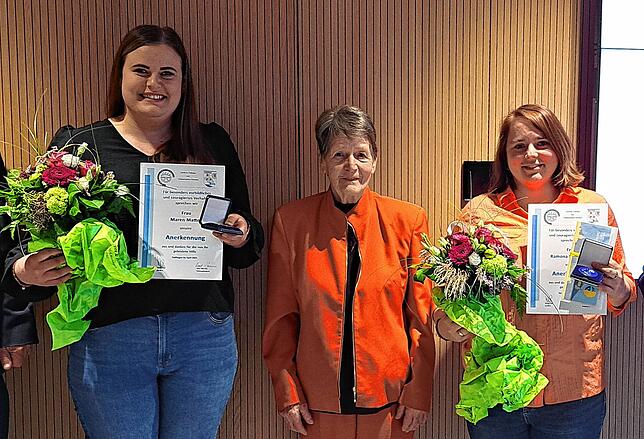 Maren Mattes (links) und Ramona Reuschling (rechts) retteten Ingeborg Dressler das Leben.