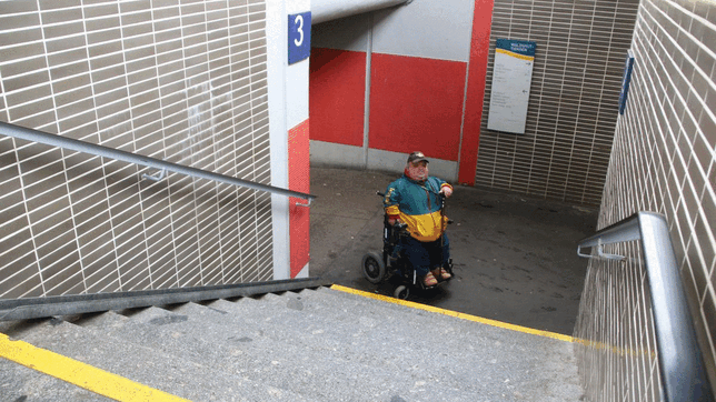 24 Stufen, die zum Hindernis werden: Die Gleise 2 und 3 sind nicht barrierefrei zugänglich. Das macht das Bahnfahren für Juliane Gaudig ...