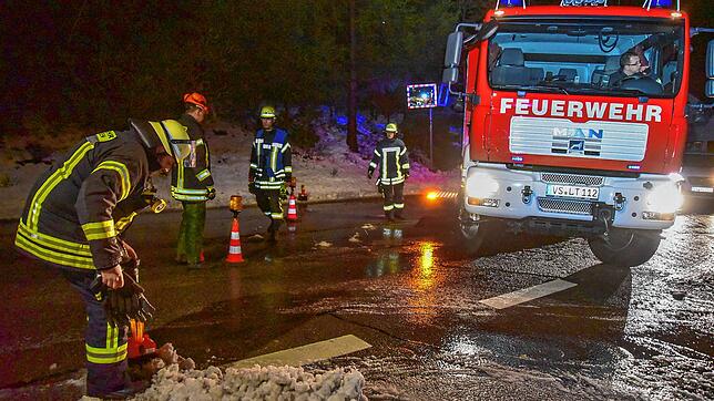 Sturm zieht auf im Februar 2022 &ndash; kommt es wieder zu solchen Szenen wie hier am 27. Februar 2020? Die Feuerwehr St. Georgen ...