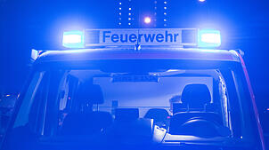 Feuerwehrleute rückten in der Nacht von Freitag auf Samstag zu einem schweren Unfall in Vorarlberg aus (Symbolbild).