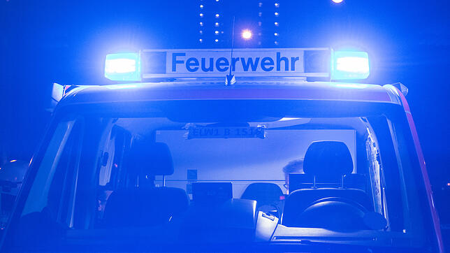 Feuerwehrleute rückten in der Nacht von Freitag auf Samstag zu einem schweren Unfall in Vorarlberg aus (Symbolbild).