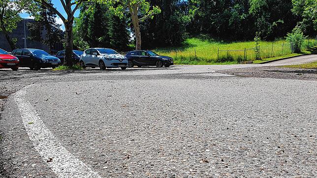 Über den unten Chilbi-Parkplatz soll die Erschließung des Baugrundstücks (grüne Fläche im Hintergrund) und die künftige Zufahrt ...