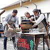 Mit nur zwei Hammerschlägen gelang Bürgermeister Patrick Stärk sein erster Bieranstich bei der Mini-Ausgabe des Ehinger Herbstfestes. ...