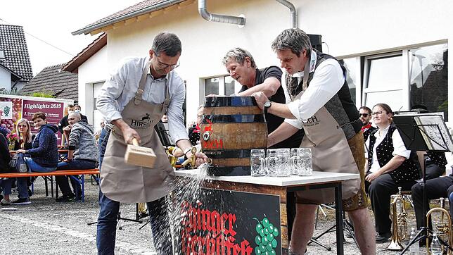 Mit nur zwei Hammerschlägen gelang Bürgermeister Patrick Stärk sein erster Bieranstich bei der Mini-Ausgabe des Ehinger Herbstfestes. ...