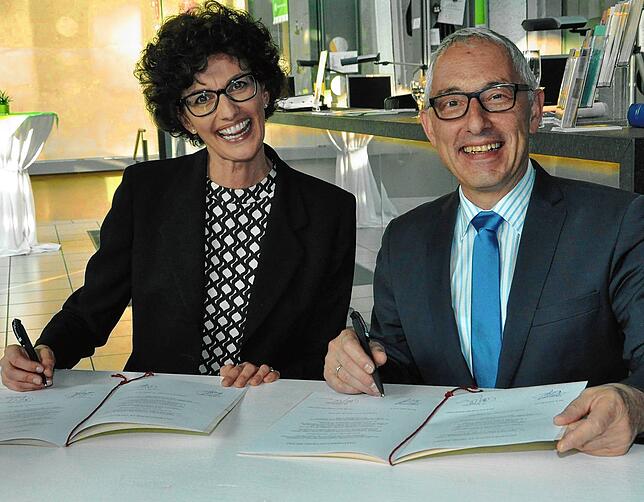 Ilaria Caprioglio, Bürgermeisterin von Savona, trägt sich 2018 mit dem damaligen Oberbürgermeiser Rupert Kubon ins Goldene Buch der ...