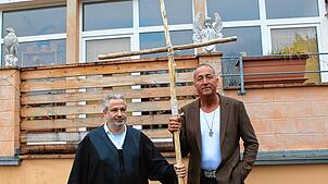 Udo Schulz (rechts im Bild) und sein Anwalt Tomislav Duzel im April 2022 &ndash; mit dem Holzkreuz, mit dem Schulz vor Kretschmanns Haus ...