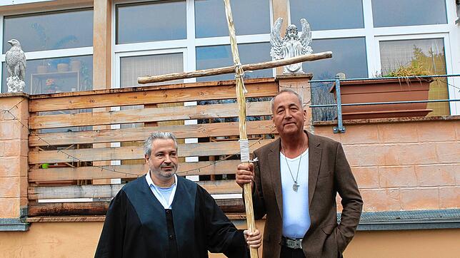 Udo Schulz (rechts im Bild) und sein Anwalt Tomislav Duzel im April 2022 &ndash; mit dem Holzkreuz, mit dem Schulz vor Kretschmanns Haus ...