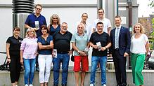 OB Simon Gröger und Regina Brüsewitz, Leiterin der Tourismus- und Stadtmarketing GmbH, (rechts) freuen sich mit den Vertretern der ...