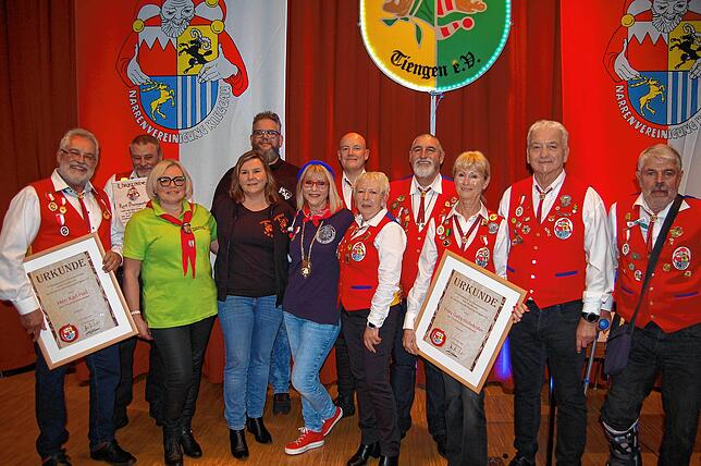 Das neue Präsidium der Narrenvereinigung Kleggau mit den scheidenden Mitgliedern (von links): Karl Hail, Kurt Baumgartner, Martina ...
