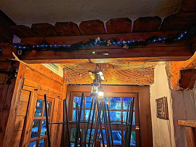 Anstelle der beiden Haie ziert momentan Weihnachtsschmuck den Holzbalken.