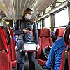 Eine Schaffnerin mit Maske in einem Schweizer Zug. Bald müssen als Mitfahrer den Mund-Nase-Schutz tragen.
