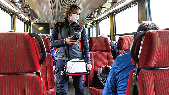 Eine Schaffnerin mit Maske in einem Schweizer Zug. Bald müssen als Mitfahrer den Mund-Nase-Schutz tragen.