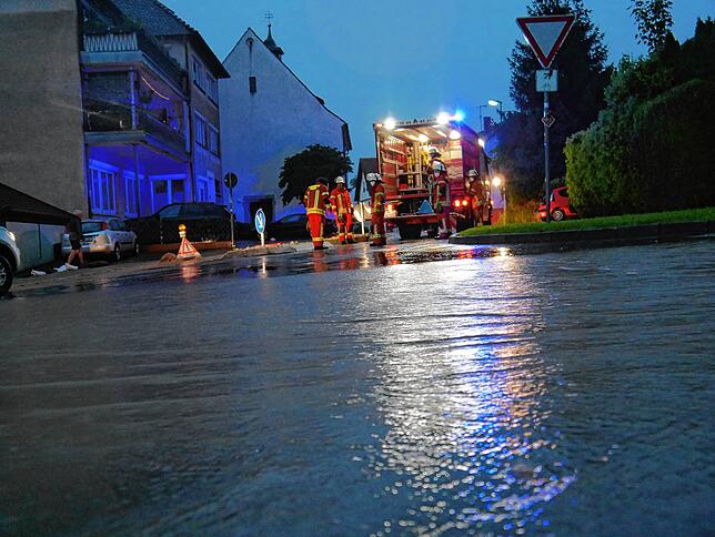 Ganz Mühlhausen ist gesperrt. Das Wasser hat die Schloßstraße überflutet.