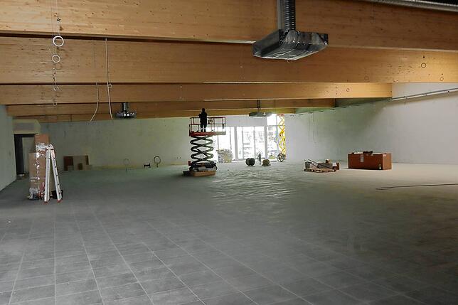 Kräftige Holzleimbinder ziehen im großen Verkaufsraum schon jetzt die Blicke auf sich. Sie sollen zu einer angenehmen Einkaufsatmosphäre ...