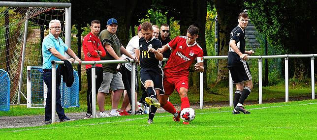 Bild 3: FC Wallbach dreht die Partie und gewinnt mit 3:2 gegen den FC RW Weilheim &ndash; und wir haben die Bilder!
