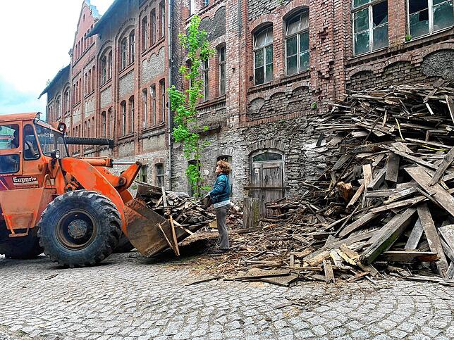 Es gibt viel zu tun: Aufräumarbeiten an der Porzellanfabrik mit der Helferin und Nachbarin Simone Franz.