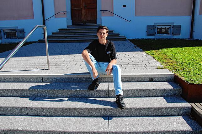 Eric Riede auf einer Treppe des Pausenhofs der Peter-Thumb Schule, GMS
