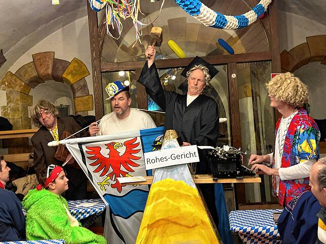 Kneipenfasnet in der Bastion mit der Gruppe Vogelfrei“, „Die Rotaugen“ und „Die drei mit der Leiter“.