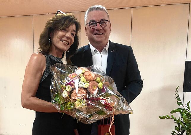 Birgit Steiner hat von Bürgermeister Ralf Baumert einen Abschiedsstrauß erhalten.