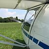 Ein Ultraleichtflugzeug steht auf dem Flugplatz Konstanz.