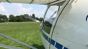 Ein Ultraleichtflugzeug steht auf dem Flugplatz Konstanz.