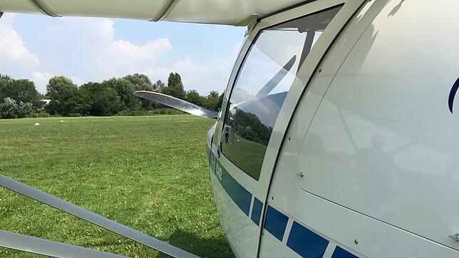 Ein Ultraleichtflugzeug steht auf dem Flugplatz Konstanz.