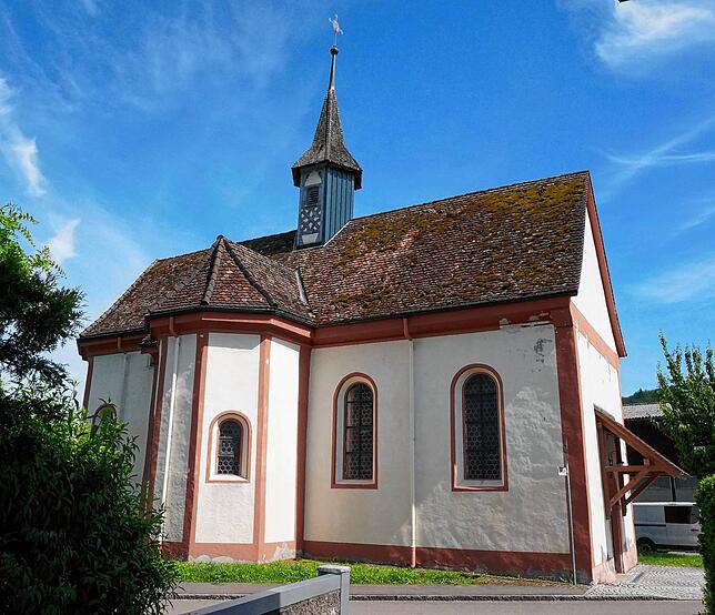 Blick auf die Heilig-Kreuz-Kapelle in Tiengen mit ihrem kleinen, seitlich durch eine Metallplatte verstärkten Turm. Bilder: Ursula Freudig