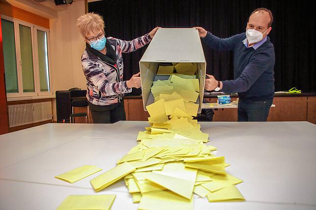 Bei der Landtagswahl zählten in Rielasingen Birgitt Mueller-Stoppa und Wahlleiter Heiko Regitz die Stimmen.
