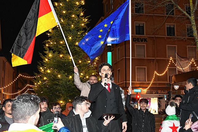 Khaled Badawi, seit dem Sommer für die SPD Gemeinderat in Konstanz, bei seiner Ansprache an die Kundgebung.
