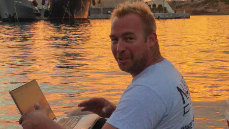 So stellt man sich Hannes Schwarz bei der Arbeit vor. Den Sonnenuntergang auf Mallorca genießend, beim Ausarbeiten seiner neuen Show für ...