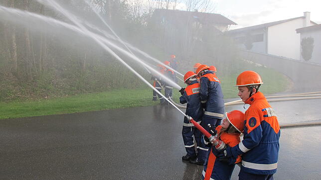Früh übt sich: Die Jugendfeuerwehr Schwenningen zählt aktuell 22 Mitglieder. Während die Jüngsten für die Sicherung und Absperrung des ...